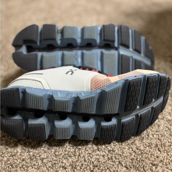 On cloud sneakers - Picture 4 of 4